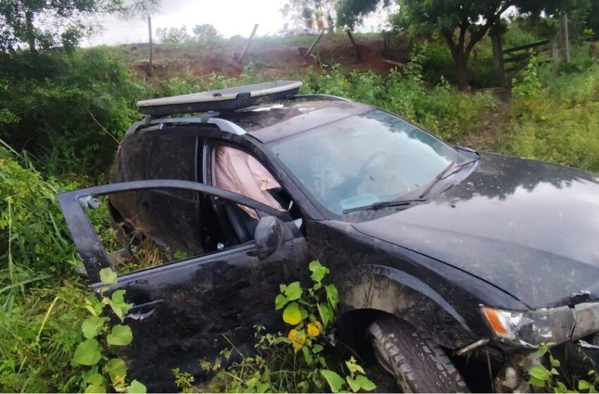  Carro conduzido por militar do Exército bate em caminhão, capota e cai em ribanceira na MGC-418