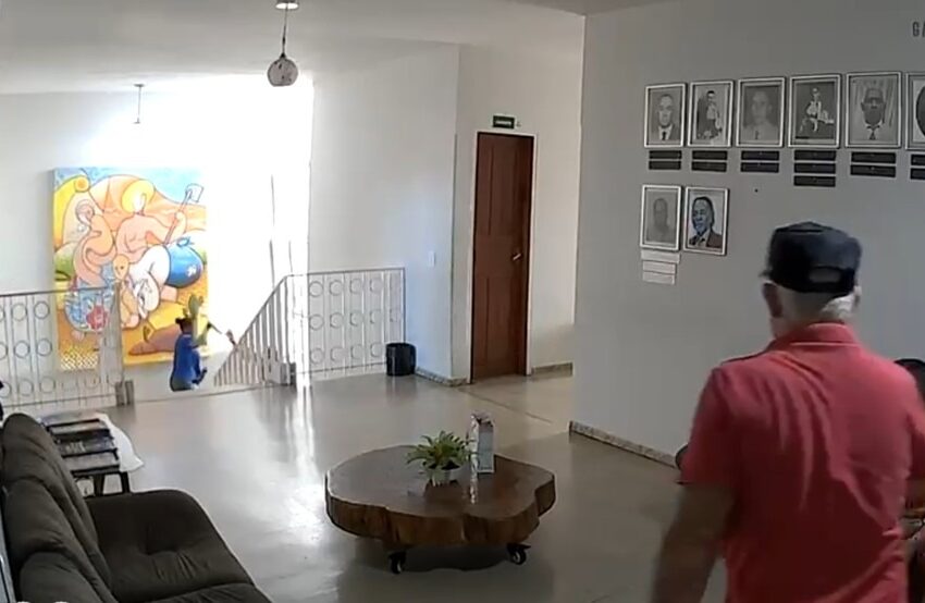  VÍDEO: Mulher esfaqueia ex-marido dentro de prefeitura em MG após descobrir traição